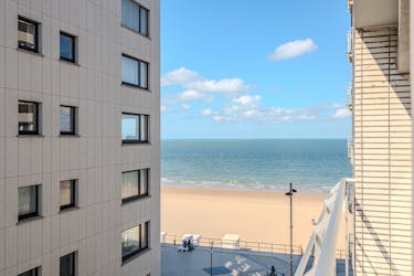 Lichtrijke studio te koop met zijdelings zeezicht en terras!