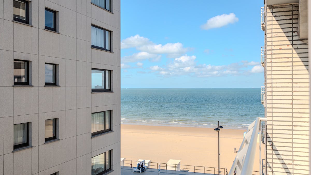 Lichtrijke studio te koop met zijdelings zeezicht en terras!