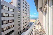 Lichtrijke studio te koop met zijdelings zeezicht en terras!