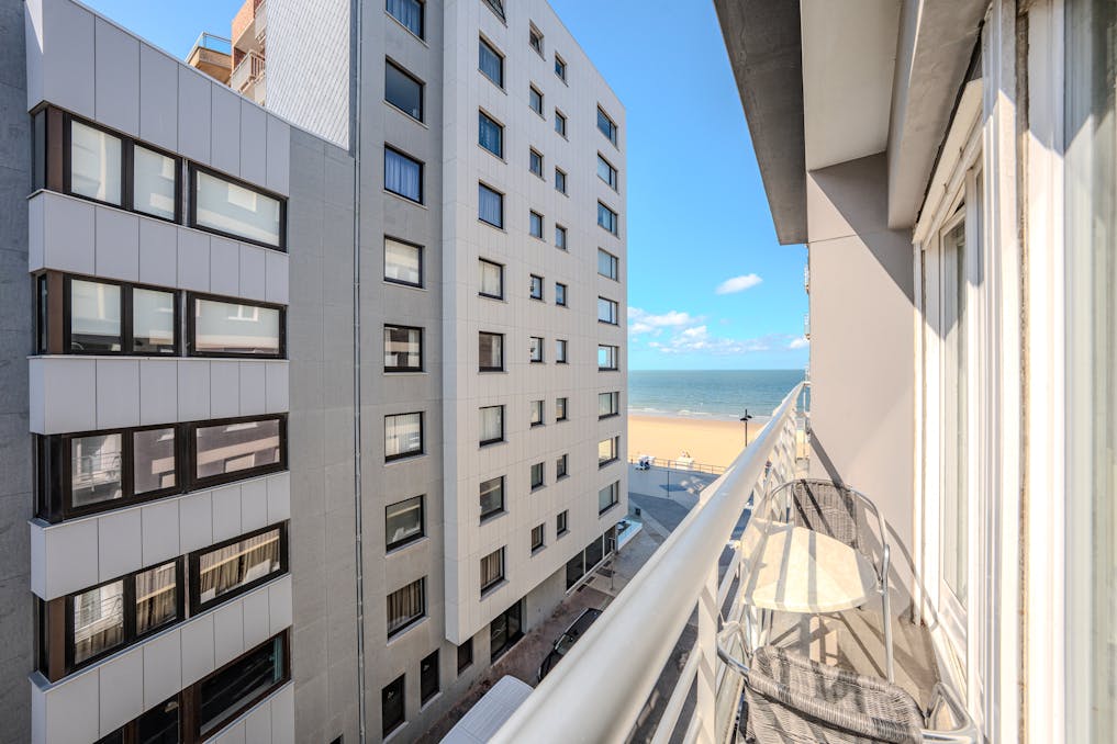 Lichtrijke studio te koop met zijdelings zeezicht en terras!