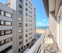 Lichtrijke studio te koop met zijdelings zeezicht en terras!