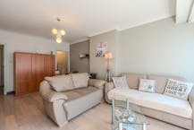 Lichtrijke studio te koop met zijdelings zeezicht en terras!