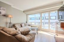 Lichtrijke studio te koop met zijdelings zeezicht en terras!