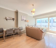 Lichtrijke studio te koop met zijdelings zeezicht en terras!