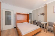 Lichtrijke studio te koop met zijdelings zeezicht en terras!