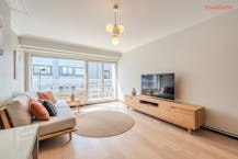 Lichtrijke studio te koop met zijdelings zeezicht en terras!