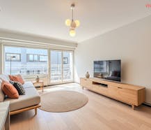 Lichtrijke studio te koop met zijdelings zeezicht en terras!