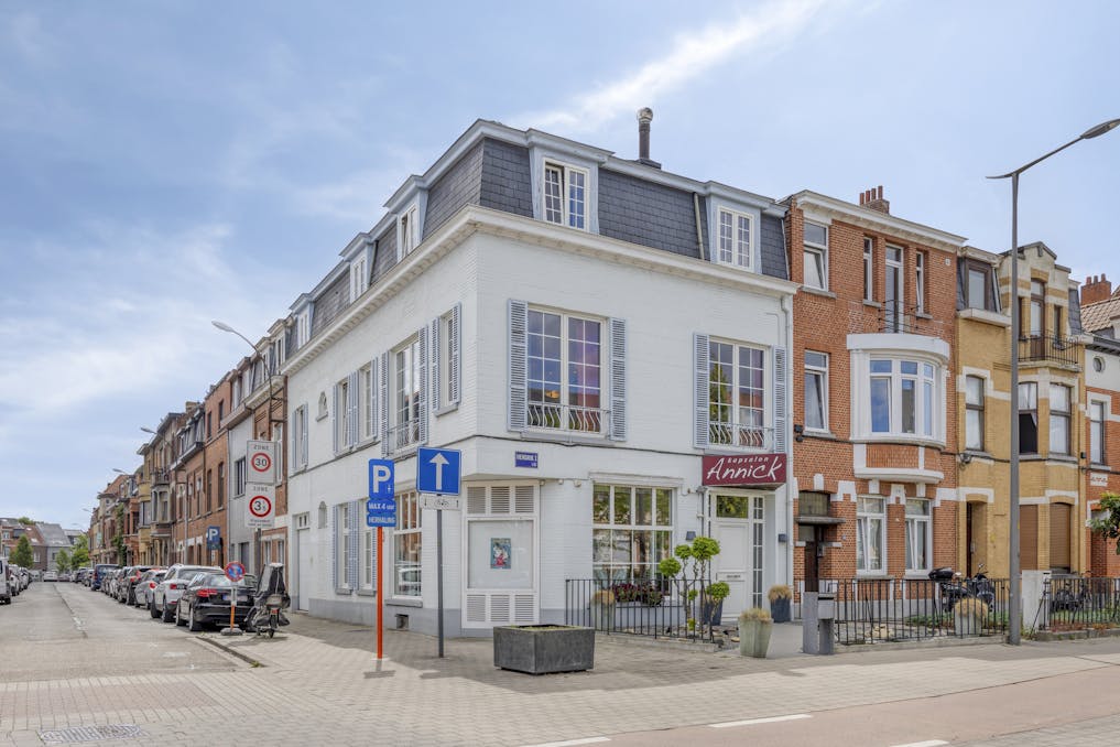Karaktervolle driegevelwoning met commerciële ruimte in hartje Vilvoorde