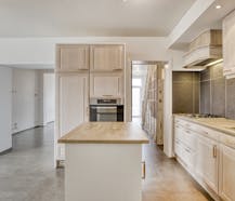 Gerenoveerde woning met 3 slaapkamers en loods van 100m².