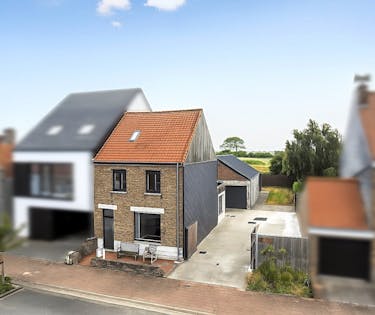 Gerenoveerde woning met 3 slaapkamers en loods van 100m².