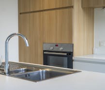 Wonen op twee niveaus in hartje Kortrijk.