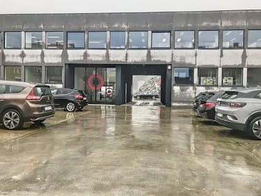 Instapklaar en bemeubeld kantoor te huur in het bedrijvencentrum Cockpit 145 te Wevelgem