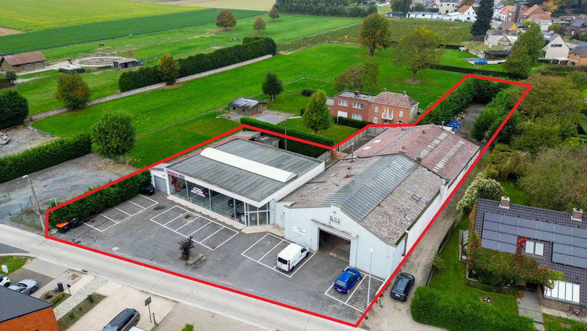 Magazijnen (810 m²) met showroom (273 m²) te koop in Kruisem