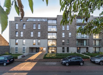 Nieuwbouwappartement (105m²) met 2 slaapkamers, garagebox en staanplaats te koop in Veurne.
