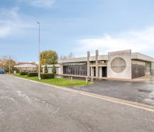 Bedrijfsgebouw van ca. 1.575 m² in Oostnieuwkerke-Staden