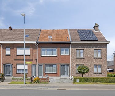 Te renoveren huis met drie slaapkamers, zolder en tuin