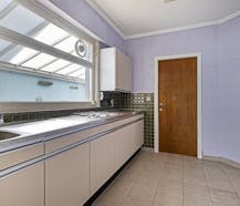 Te renoveren huis met drie slaapkamers, zolder en tuin