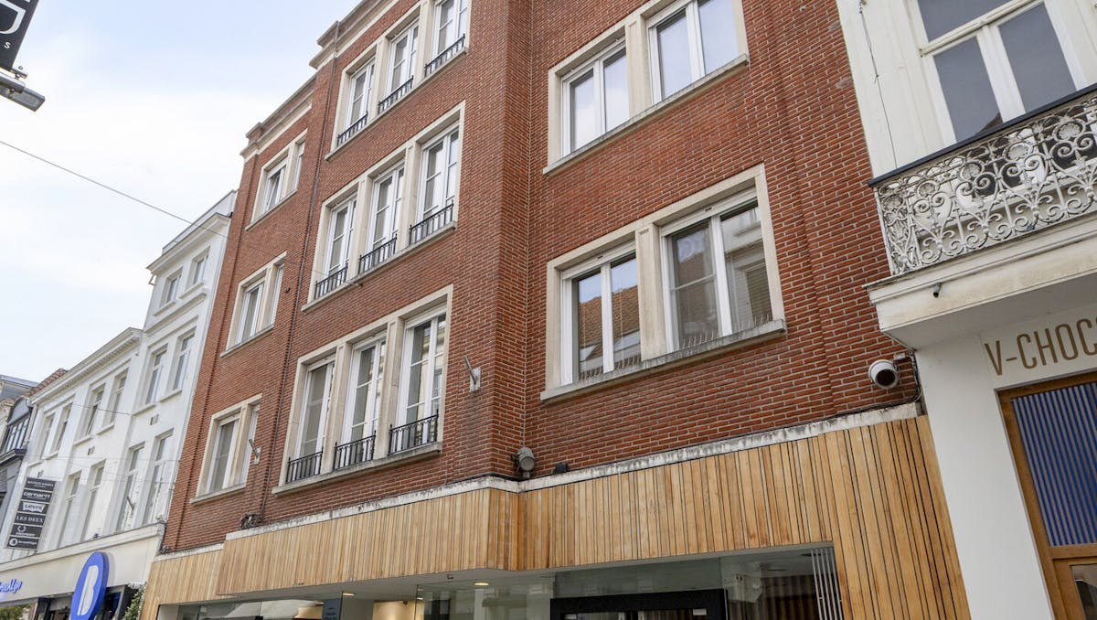 Patrimoniumvennootschap met handelspand en 2 appartementen