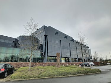 Kantoren (826m²) vlakbij op- en afrit E40 te Sint-Denijs-Westrem