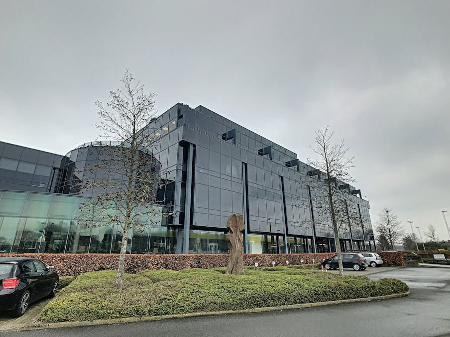 Kantoren (826m²) vlakbij op- en afrit E40 te Sint-Denijs-Westrem