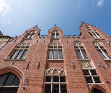 Exclusief neogotisch herenhuis met tuin in historisch Brugge