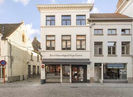 Handelshuis met ruime woonst op commerciële ligging in Brugge te koop