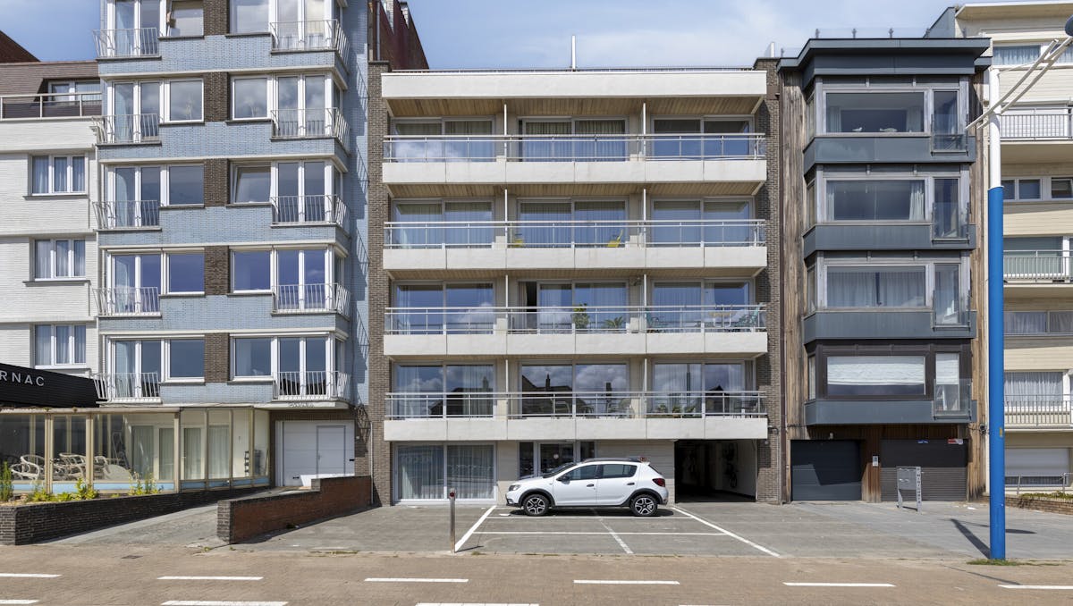 Staanplaats vlakbij zeedijk en Elisabethplein te Koksijde.
