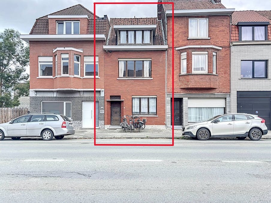 Te renoveren woning te koop in Kortrijk! 