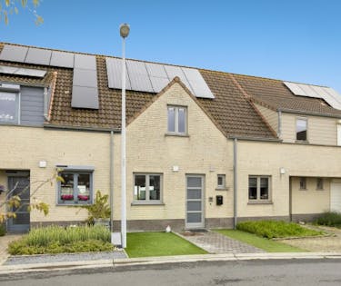 Instapklare woning met drie slaapkamers en open zicht.