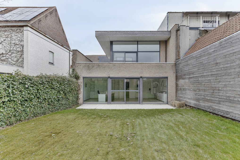 Half open woning / praktijk met leuke tuin te Bissegem