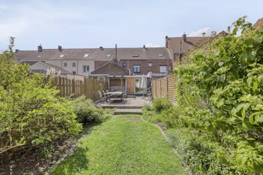 Op te frissen woning met 4 slaapkamers in Sint-Denijs