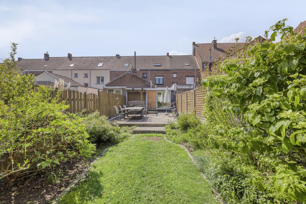 Op te frissen woning met 4 slaapkamers in Sint-Denijs
