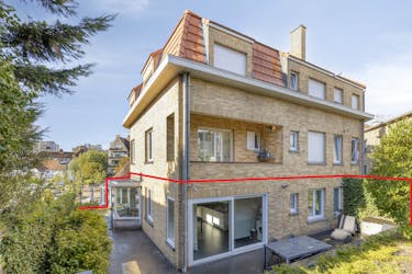 Gerenoveerd appartement (93m²) met zeer ruime tuin te De Panne