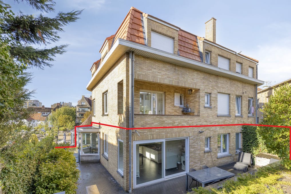 Gerenoveerd appartement (93m²) met zeer ruime tuin te De Panne
