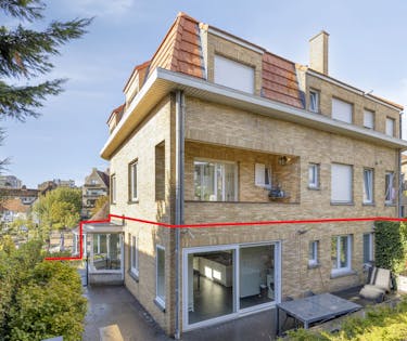 Gerenoveerd appartement (93m²) met zeer ruime tuin te De Panne