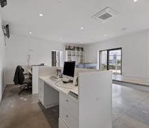 Centraal gelegen handelspand met kantoor (975 m²) te Oostende