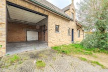 Zelf in te richten woning met ruime garage (40m²) te Bredene