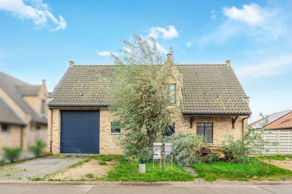 Zelf in te richten woning met ruime garage (40m²) te Bredene