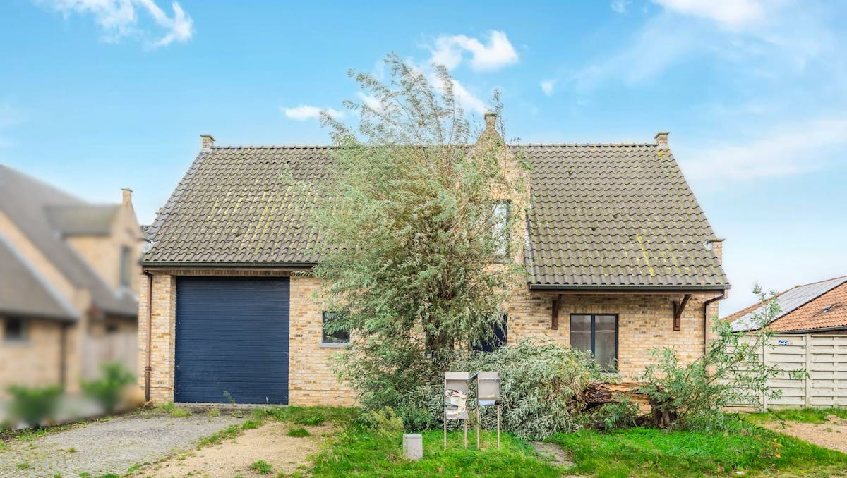 Zelf in te richten woning met ruime garage (40m²) te Bredene