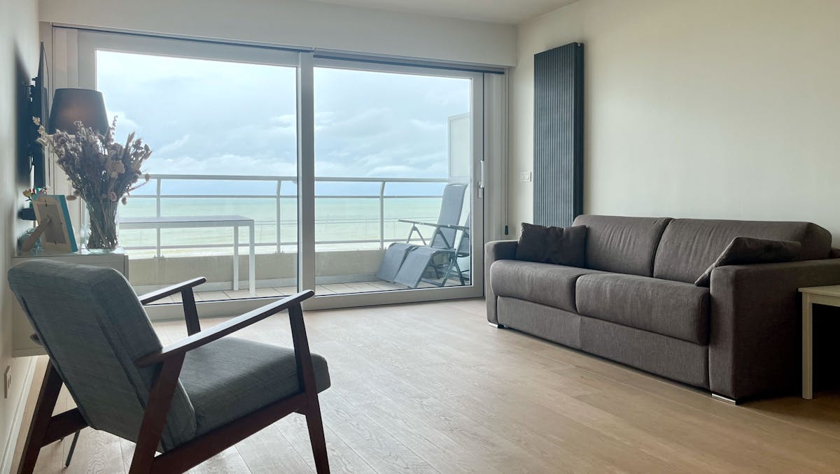 Gerenoveerd 1-slaapkamerappartement met frontaal zeezicht!