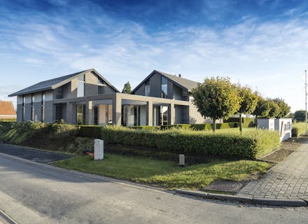 Alleenstaande villa met bureel op 2.026 m² te koop in Tiegem