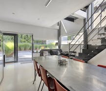 Uniek, modern huis met strakke architectuur en zonnige tuin