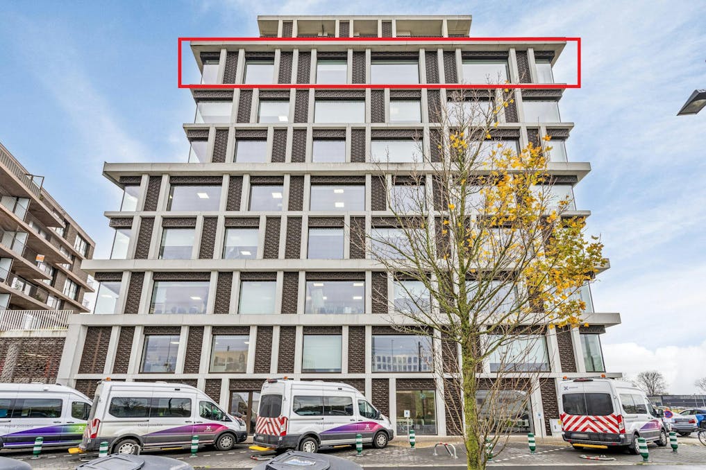 Kantoor (659 m²) op de 7e V, direct aan het station Brugge.