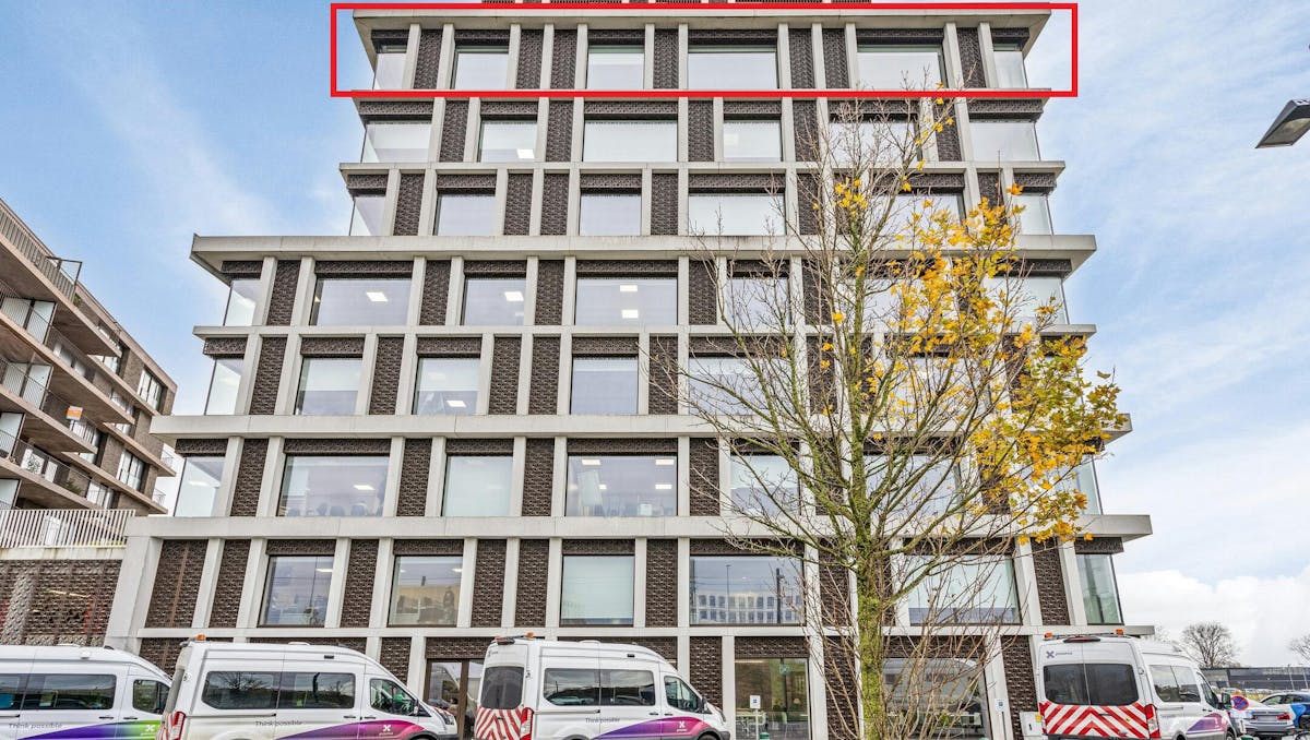 Kantoor (659 m²) op de 7e V, direct aan het station Brugge.