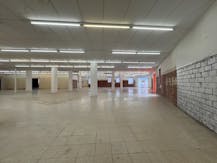 Handelspand te huur van ca. 830 m² op centrale ligging in Torhout