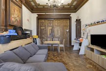 Op te frissen herenhuis met 7 slaapkamers en stadstuin.