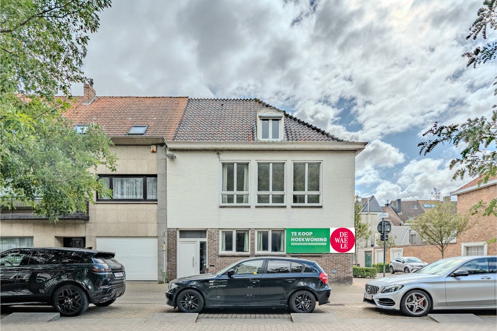 Hoekhuis met veel potentieel te koop te Mariakerke