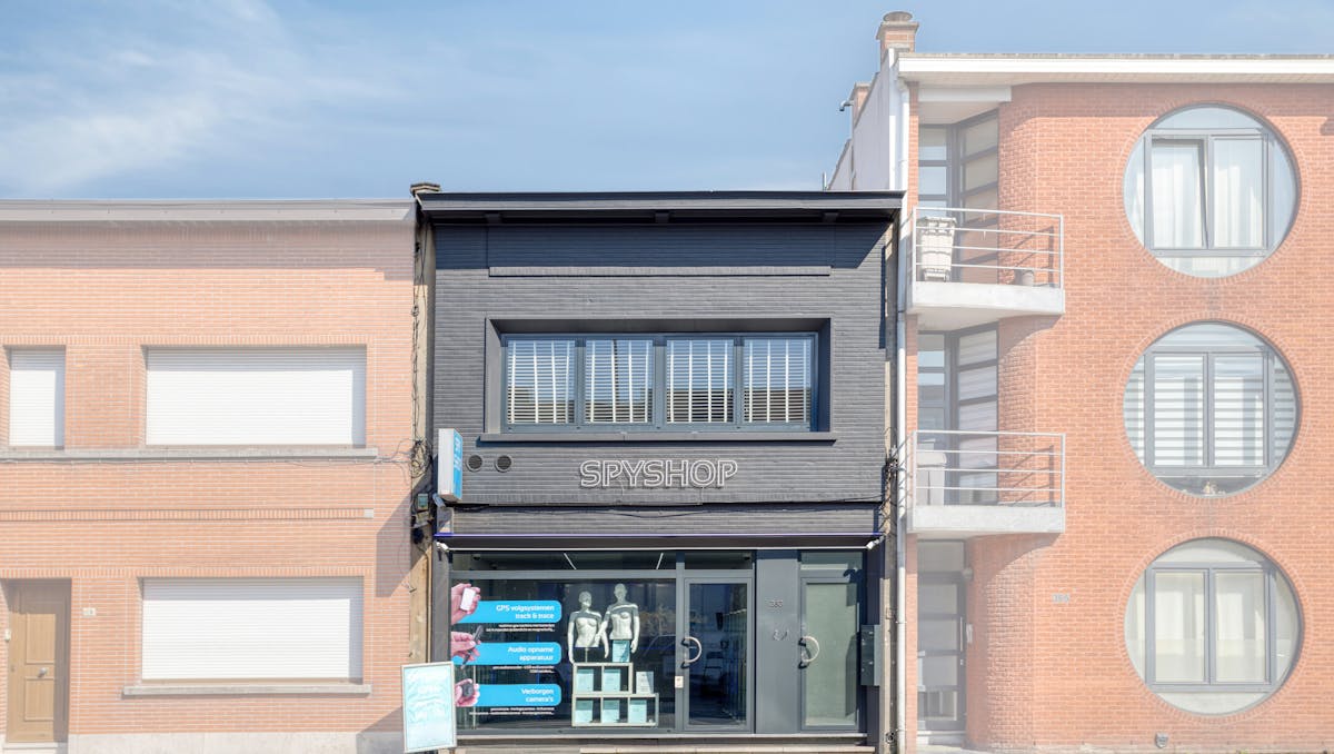 Handelspand met bovenliggend 2-slaapkamerappartement in Wilrijk