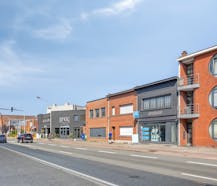 Handelspand met bovenliggend 2-slaapkamerappartement in Wilrijk