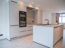 Recente woning met 3 kamers, tuin en carport in Poperigne